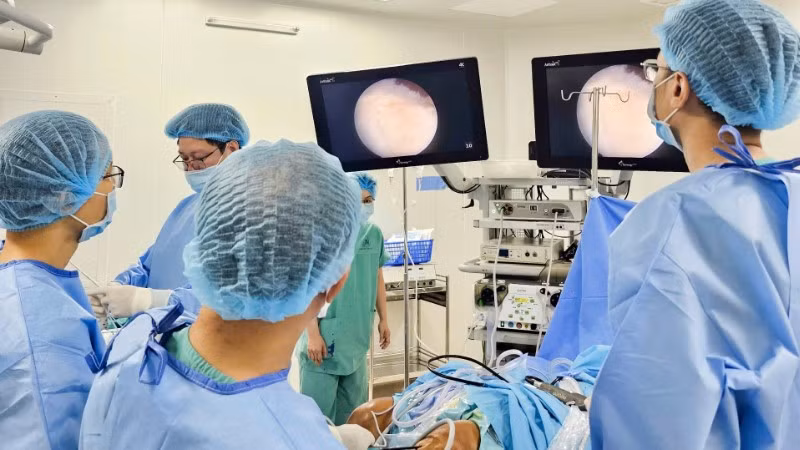 Bác sĩ tiến hành phẫu thuật nội soi PRF tại khớp gối bệnh nhân. 