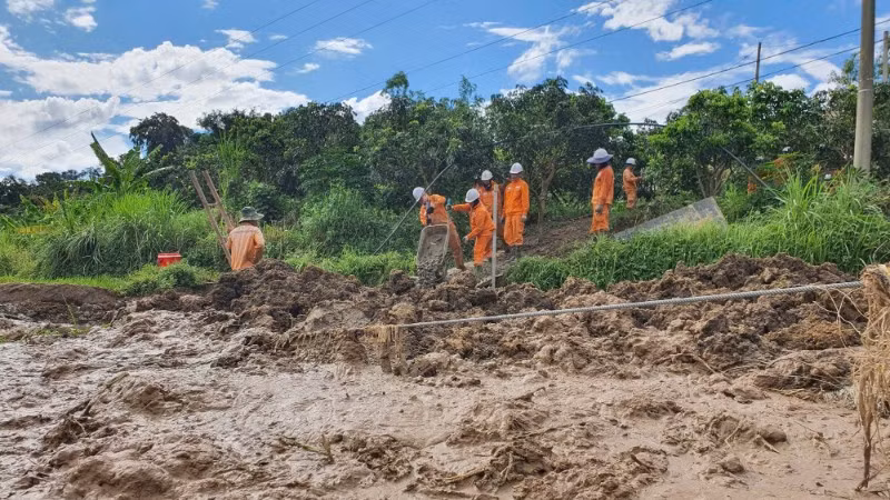 Công nhân Công ty Điện lực Sơn La khắc phục sự cố, sớm cấp điện trở lại cho người dân vùng lũ xã Mường Lầm.