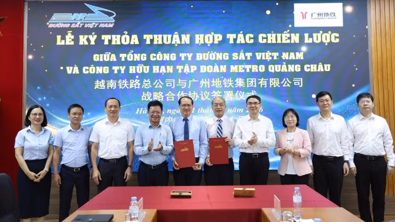 Lễ ký Thỏa thuận hợp tác chiến lược giữa Tổng công ty Đường sắt Việt Nam và Công ty hữu hạn Tập đoàn Metro Quảng Châu (Trung Quốc).