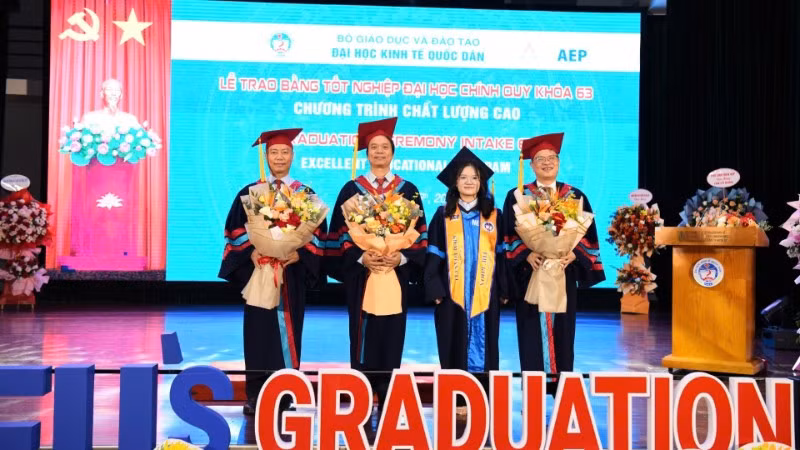 Tân cử nhân Nguyễn Hoàng Ánh Mai Sao, thủ khoa Chương trình Kiểm toán chất lượng cao khóa 63, tặng hoa tri ân thầy cô. (Ảnh: TUẤN ANH)