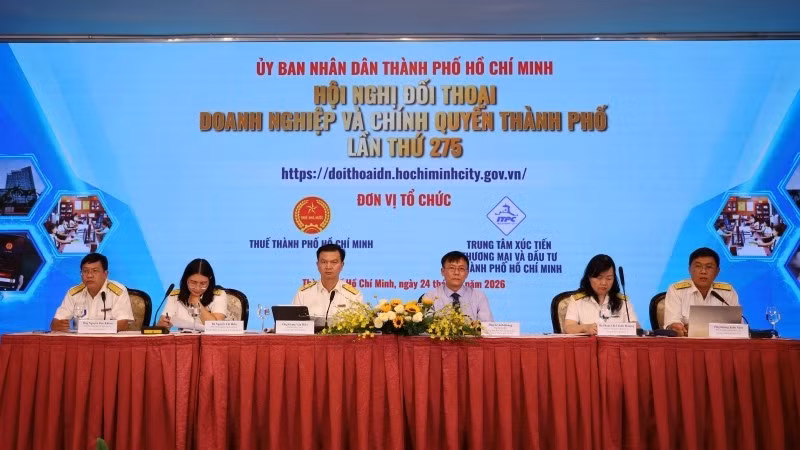 Các đại biểu chủ trì buổi đối thoại.
