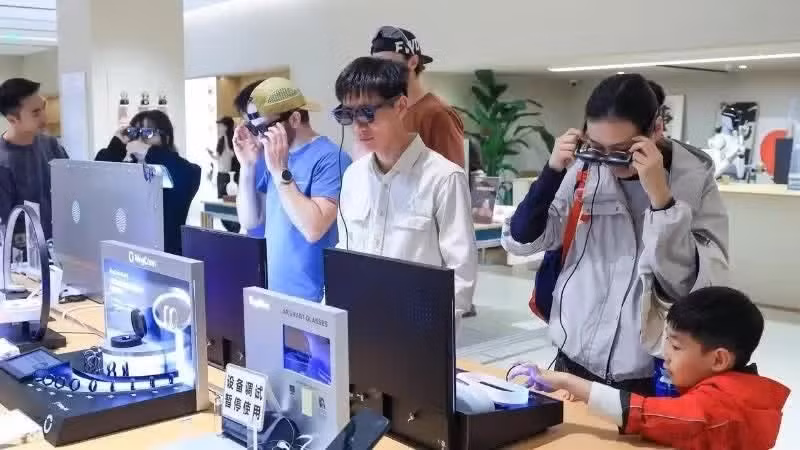 Khách hàng trải nghiệm kính thông minh ở một cửa hàng tại thành phố Thâm Quyến, tỉnh Quảng Đông, Trung Quốc. (Ảnh: Tân Hoa xã)