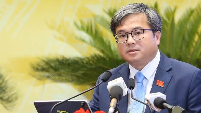 Phó Chủ tịch Ủy ban nhân dân thành phố Hà Nội Trương Việt Dũng báo cáo kết quả phát triển kinh tế-xã hội tại kỳ họp thứ 25.