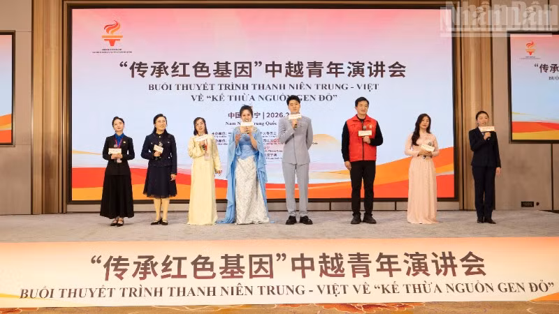 Thanh niên hai nước cùng hát "Bài ca hữu nghị thanh niên Việt-Trung".