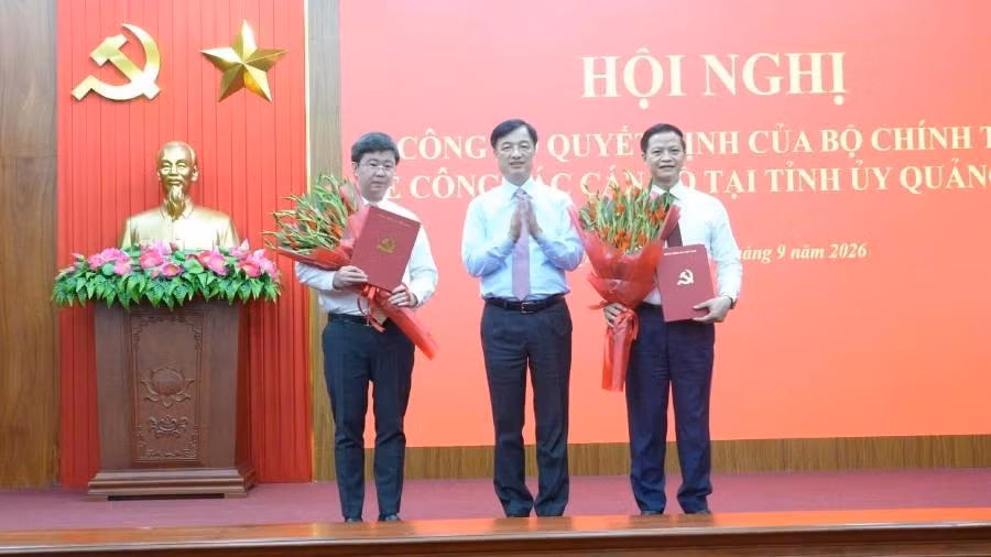 Đồng chí Nguyễn Duy Ngọc, Ủy viên Bộ Chính trị, Bí thư Trung ương Đảng, Trưởng Ban Tổ chức Trung ương trao quyết định và tặng hoa chúc mừng 2 đồng chí Vương Quốc Tuấn (bên phải) và Bùi Hoàng Phương. (Ảnh: HG)