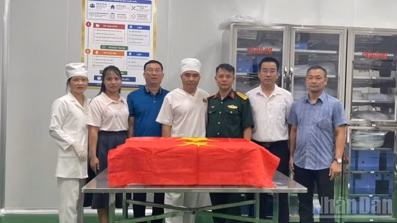 Thượng tá Lê Đình Hải, Phó Chủ nhiệm Chính trị Bộ Chỉ huy Quân sự tỉnh Điện Biên, chủ trì bàn giao 845 mẫu hài cốt liệt sĩ về Viện Pháp y Quân đội. (Ảnh: LÊ LAN)