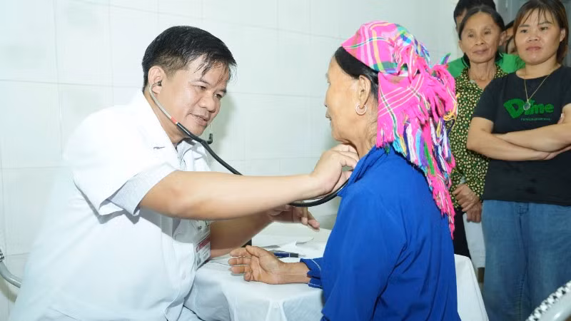 Bệnh viện Bạch Mai luôn tổ chức các đoàn công tác về các địa phương tham gia khám chữa bệnh cho người dân và hỗ trợ y tế tuyến dưới nâng cao trình độ chuyên môn. (Trong ảnh: Phó Giáo sư, Tiến sĩ Đào Xuân Cơ, Giám đốc Bệnh viện Bạch Mai tham gia khám sức khỏe cho người dân vùng cao Lào Cai).