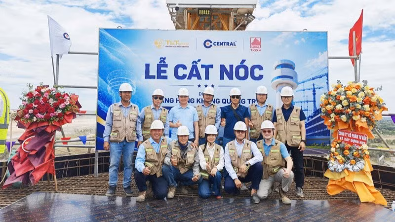 Lễ cất nóc Đài kiểm soát không lưu tại dự án Cảng hàng không Quảng Trị.