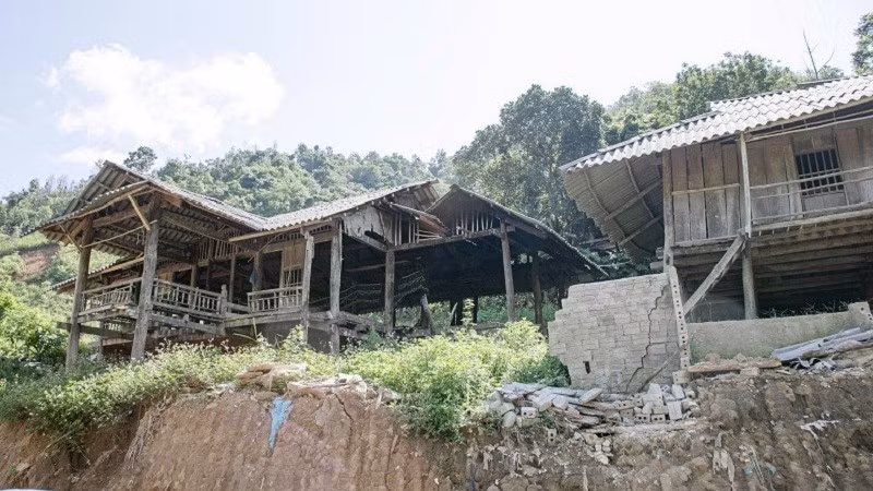 Gần một năm nay, ở bản Bắng Chộc, xã Na Son, tỉnh Điện Biên có nhiều gia đình đồng bào dân tộc Thái đã không còn ở trong ngôi nhà của họ vì nỗi lo sạt trượt luôn hiện hữu.