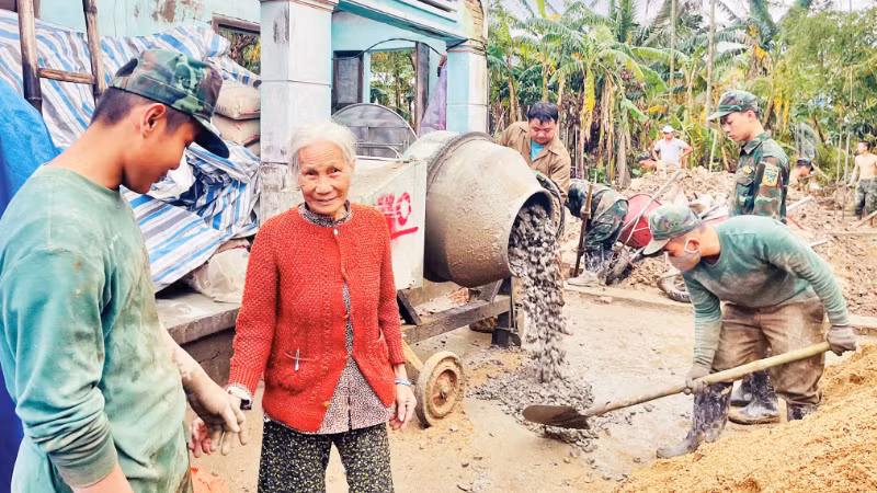 Bà Võ Thị Xạc xúc động khi được những người lính xây dựng nhà mới sau trận lũ lịch sử.