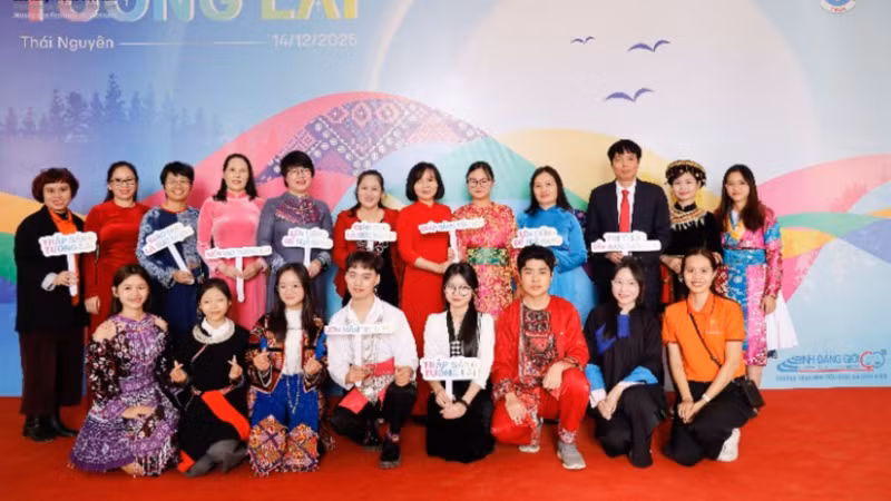 Đại diện Bảo tàng Phụ nữ Việt Nam và các cán bộ, chuyên gia có mặt để chia sẻ, khuyến khích các em sinh viên Trường đại học Sư phạm-Đại học Thái Nguyên.