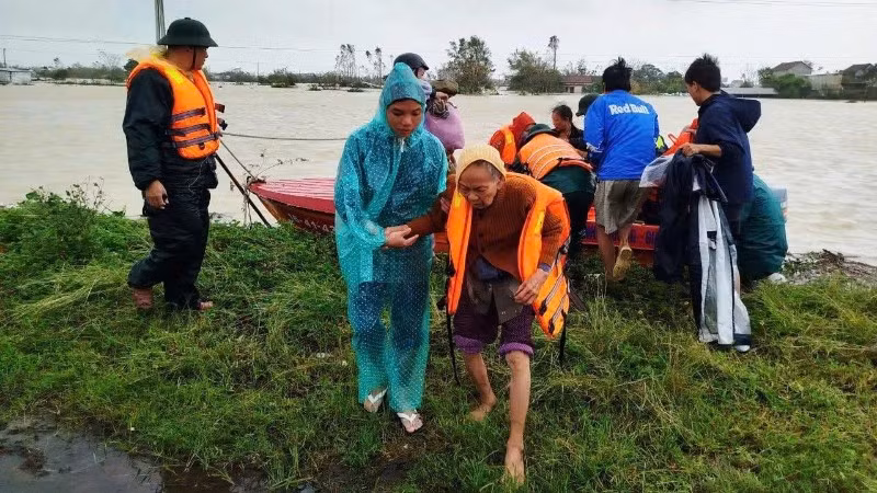 Ban Chỉ huy Phòng thủ Khu vực 6-An Nhơn Đông, tỉnh Gia Lai, tổ chức sơ tán, di dời người dân đến nơi an toàn.
