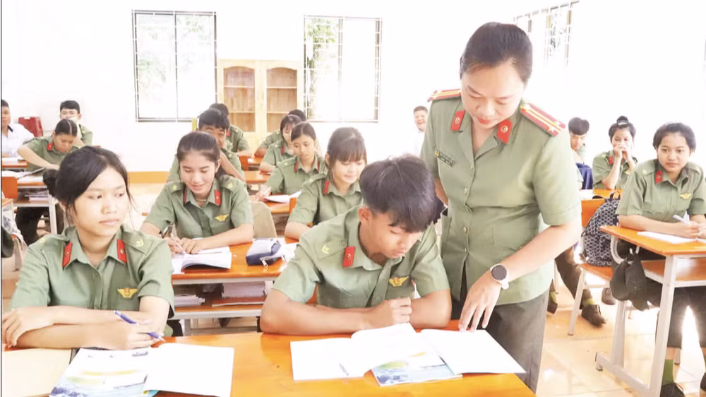 Trong giờ học của cô và trò Trường Văn hóa Công an nhân dân II. (Ảnh: CÔNG LÝ)