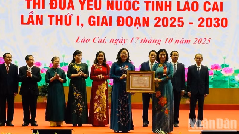 Đồng chí Nguyễn Thị Tuyến, thừa ủy quyền của Chủ tịch nước, trao Huân chương Lao động hạng Nhì cho các cá nhân. (Ảnh: THANH SƠN)
