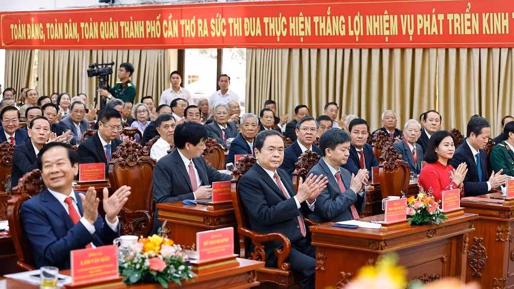 Chủ tịch Quốc hội dự Lễ công bố Nghị quyết sáp nhập đơn vị hành chính ở Cần Thơ. (Ảnh: TTXVN)