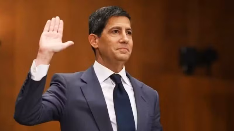 Ông Kevin Warsh trong phiên điều trần tại Ủy ban Ngân hàng Thượng viện Mỹ ở Washington, DC., ngày 21/4/2026. (Ảnh: Getty Images/TTXVN)