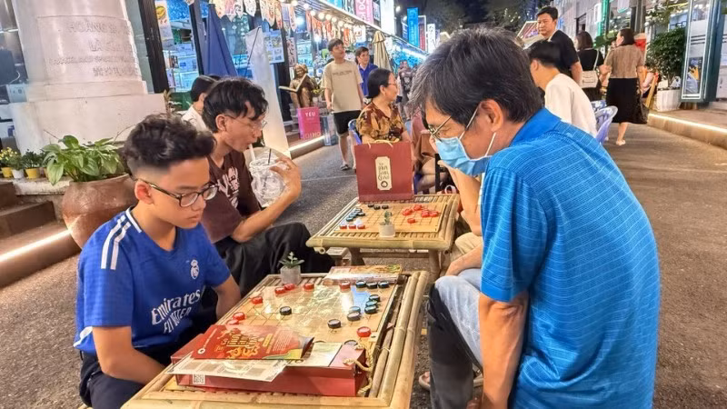 Người dân trải nghiệm các trò chơi dân gian tại Ngày hội. (Ảnh: TTXVN)