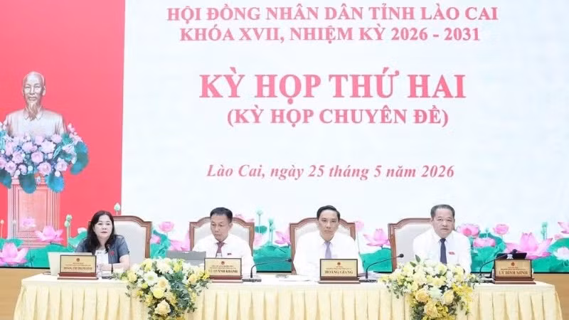 Đoàn Chủ tịch điều hành kỳ họp. (Ảnh: THANH SƠN)