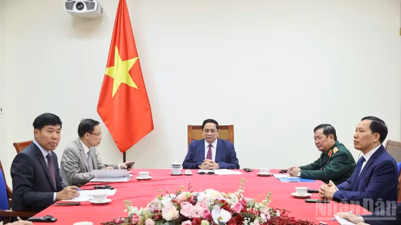 Thủ tướng Chính phủ Phạm Minh Chính điện đàm với Thủ tướng Malaysia Anwar Ibrahim. (Ảnh: TRẦN HẢI)