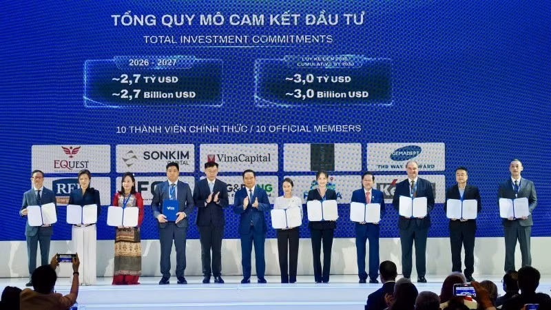 Chủ tịch Ủy ban nhân dân Thành phố Hồ Chí Minh Nguyễn Văn Được và Phó Chủ tịch Ủy ban nhân dân Thành phố Hồ Chí Minh Trương Minh Huy Vũ trao quyết định công nhận tư cách thành viên cho mười doanh nghiệp tại VIFC-HCMC. (Ảnh: HÙNG TRIỀU)