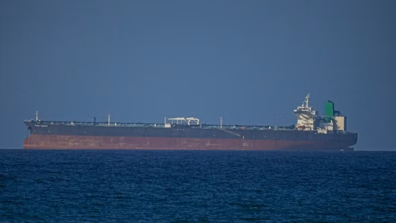 Tàu hàng di chuyển qua eo biển Hormuz ngày 8/4/2026. (Ảnh: THX/TTXVN)