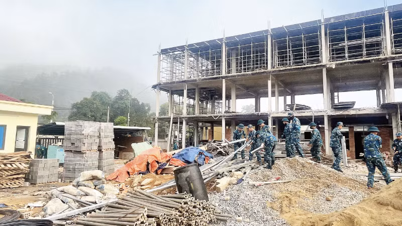 Cán bộ, chiến sĩ Trung đoàn Không quân 930 (Sư đoàn Không quân 372) hỗ trợ xây dựng tại Dự án Trường liên cấp tiểu học và trung học cơ sở A Vương. (Ảnh: NGUYỄN THỊ ANH ĐÀO)