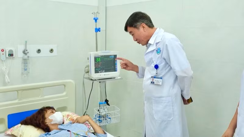 Những du khách là bệnh nhân suy thận mạn được lọc máu tại Trung tâm y tế Quân dân y Đặc khu Côn Đảo.
