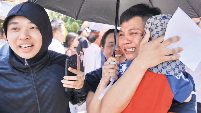 Giọt nước mắt và vòng tay của người thân trong ngày đoàn tụ của những người được đặc xá tại Trại giam Thanh Xuân, Hà Nội. (Ảnh: THẾ ĐẠI)