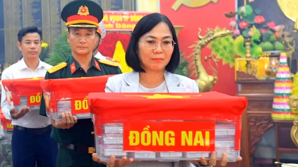 Đồng chí Nguyễn Thị Hoàng, Phó Chủ tịch Ủy ban nhân dân thành phố, Trưởng Ban Chỉ đạo tìm kiếm, quy tập và xác định danh tính hài cốt liệt sĩ thành phố Đồng Nai cùng đại biểu trang trọng bàn giao các mẫu phẩm để giám định ADN. (Ảnh: VĂN CHUNG)