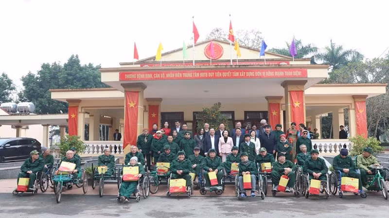 Đồng chí Phạm Gia Túc cùng các đồng chí trong Đoàn công tác thăm, tặng quà Tết các thương, bệnh binh tại Trung tâm Điều dưỡng thương binh Duy Tiên. 