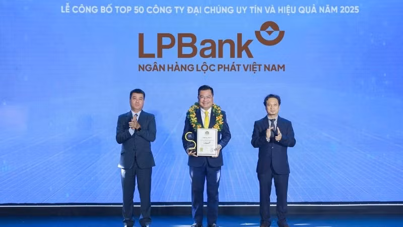 Ông Bùi Thái Hà, Phó Chủ tịch Hội đồng Quản trị LPBank nhận cúp và chứng nhận Top 10 Ngân hàng Thương mại cổ phần uy tín năm 2025 từ Ban Tổ chức.