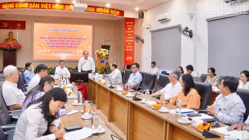 Lãnh đạo Thành ủy Thành phố Hồ Chí Minh làm việc với Sở Y tế về triển khai thí điểm tầm soát ung thư. 