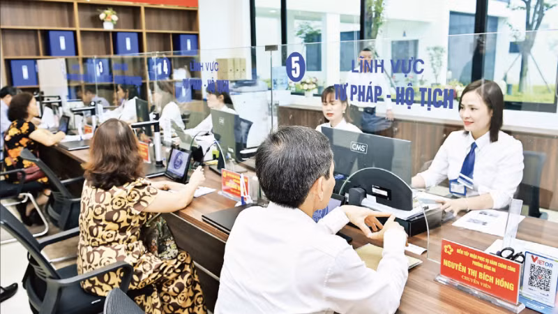 Giải quyết thủ tục hành chính cho người dân tại phường Đống Đa, Thành phố Hà Nội. (Ảnh: ĐĂNG KHOA)