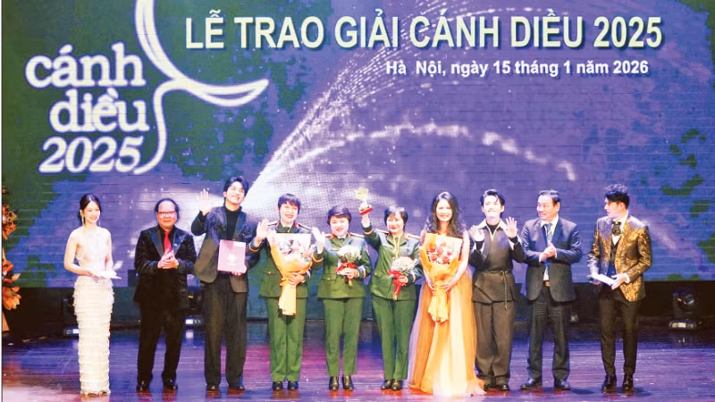 Đại diện ê-kíp làm phim “Mưa đỏ” nhận giải Cánh diều vàng. (Ảnh: MINH PHƯƠNG)