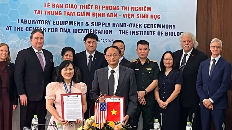 Đại diện các đơn vị trao biên bản bàn giao lễ trao thiết bị phòng thí nghiệm ADN. (Ảnh: MINH HUY)