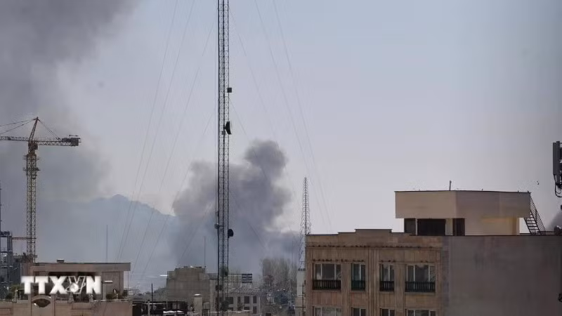 Khói bốc lên tại Tehran, Iran ngày 1/3/2026. (Ảnh: THX/TTXVN)