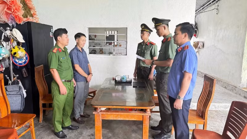 Cơ quan chức năng tống đạt quyết định khởi tố vụ án.
