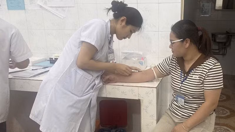Cán bộ, nhân viên Trung tâm Y tế Tuần Giáo tự nguyện hiến máu để bổ sung nguồn máu cấp cứu bệnh nhân V.T.L. 