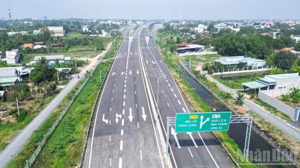 Bộ Xây dựng vừa có văn bản kiến nghị nghiên cứu nhiều tuyến cao tốc để hoàn thiện các trục dọc, trục ngang và hành lang đông-tây trước năm 2030 với tổng mức đầu tư gần 515.000 tỷ đồng. (Ảnh: HƯƠNG ĐỨC)