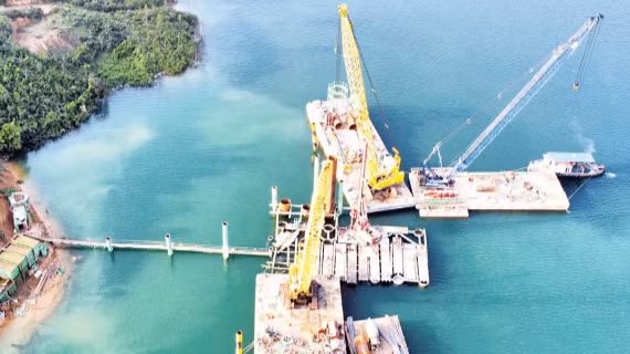 Thi công cọc khoan nhồi trụ tháp cầu Hòa Sơn - cầu dây văng có nhịp chính dài 550m, lớn nhất Việt Nam.