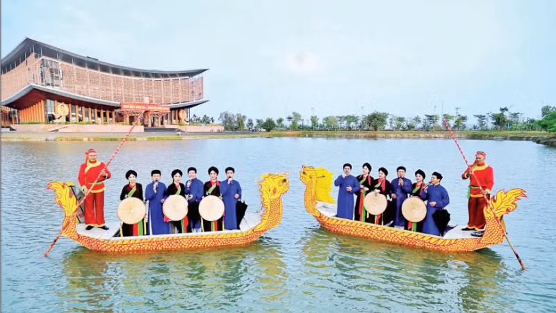 Hát quan họ phục vụ bà con nhân dân tại Hồ Vua Bà, khu phố Viêm Xá, tỉnh Bắc Ninh. (Ảnh: THANH THƯƠNG)