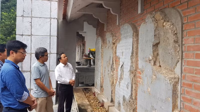 Mỗi tấm bia đá chằng chịt vết bom đạn để lại là minh chứng sống động cho sự tàn khốc của chiến tranh và tinh thần bất khuất của dân tộc Việt Nam.