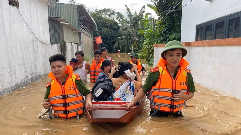 Công an xã Anh Sơn (Nghệ An) phối hợp lực lượng chức năng dùng thuyền hỗ trợ người dân khỏi các khu vực sạt lở, nguy cơ ngập cao. (Ảnh: ANH VŨ)
