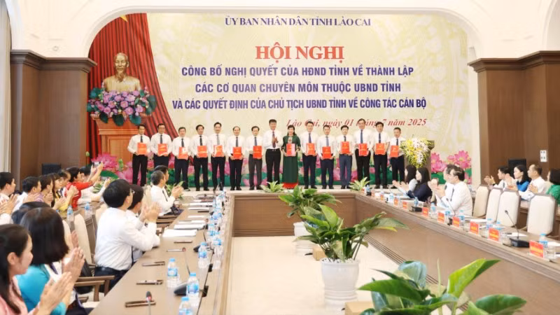 Chủ tịch Ủy ban nhân dân tỉnh Lào Cai Trần Huy Tuấn trao Quyết định cho 14 Giám đốc, Phó Giám đốc phụ trách các cơ quan chuyên môn thuộc Ủy ban nhân dân tỉnh.