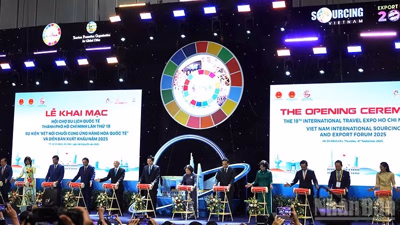 Các đại biểu thực hiện nghi thức khai mạc Hội chợ du lịch quốc tế Thành phố Hồ Chí Minh-ITE HCMC 2025. (Ảnh: LINH BẢO)