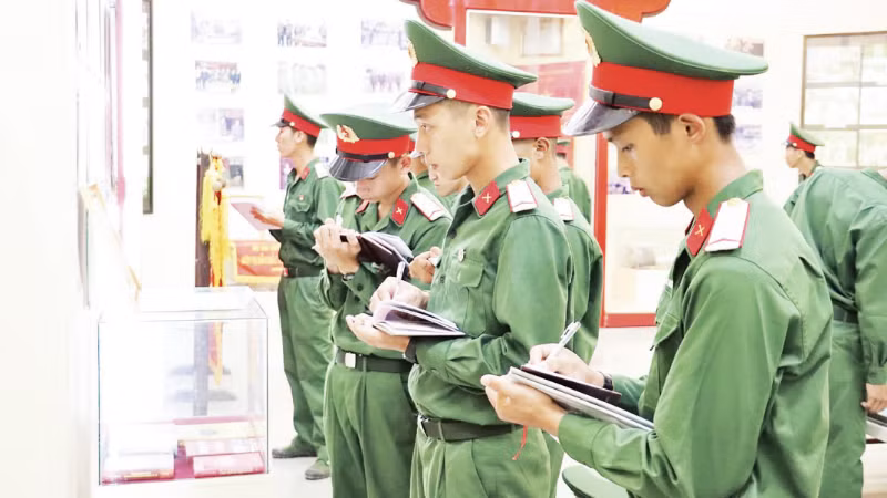 Đổi mới nội dung, phương pháp, hình thức, giáo dục chính trị, tư tưởng giúp cán bộ, chiến sĩ lực lượng vũ trang không ngừng nâng cao trình độ về mọi mặt (Ảnh: BỘ CHỈ HUY QUÂN SỰ THÀNH PHỐ HUẾ)