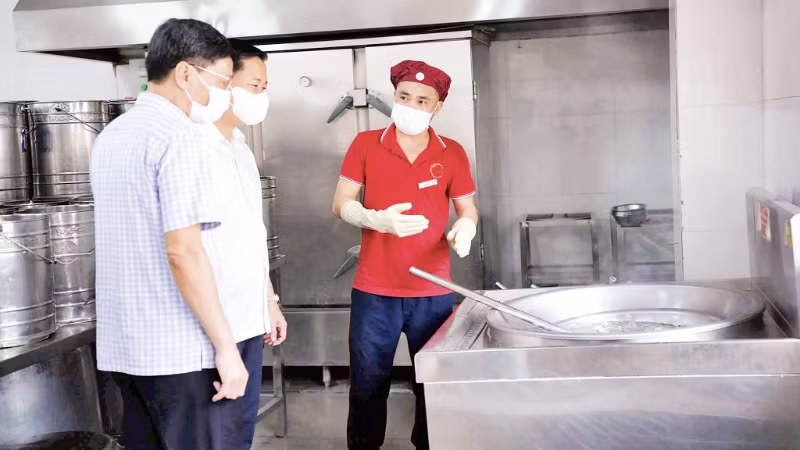 Các cơ quan chức năng kiểm tra công tác bảo đảm an toàn thực phẩm tại bếp ăn tập thể trên địa bàn Hà Nội (Ảnh: THANH THẢO)