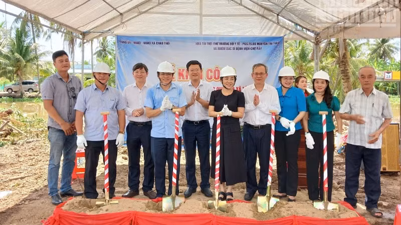 Phó Chủ tịch Ủy ban nhân dân tỉnh Cà Mau Ngô Vũ Thăng (thứ 4, trái sang) và lãnh đạo Bệnh viện Chợ Rẫy và lãnh đạo Đảng ủy, Ủy ban nhân dân xã Châu Thới và xã Vĩnh Mỹ tại lễ khởi công xây dựng cầu nông thôn. (Ảnh: VĂN MẪN)