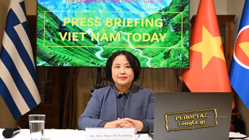 Đại sứ Việt Nam tại Hy Lạp Phạm Thị Thu Hương tại buổi gặp gỡ báo chí. (Ảnh: Đại sứ quán Việt Nam tại Hy Lạp)