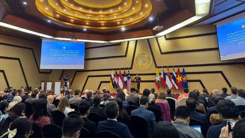 Quang cảnh cuộc họp thông báo về kết quả Hội nghị Cấp cao ASEAN lần thứ 46 và các Hội nghị Cấp cao liên quan tại trụ sở Ban Thư ký ASEAN. (Ảnh: TTXVN)